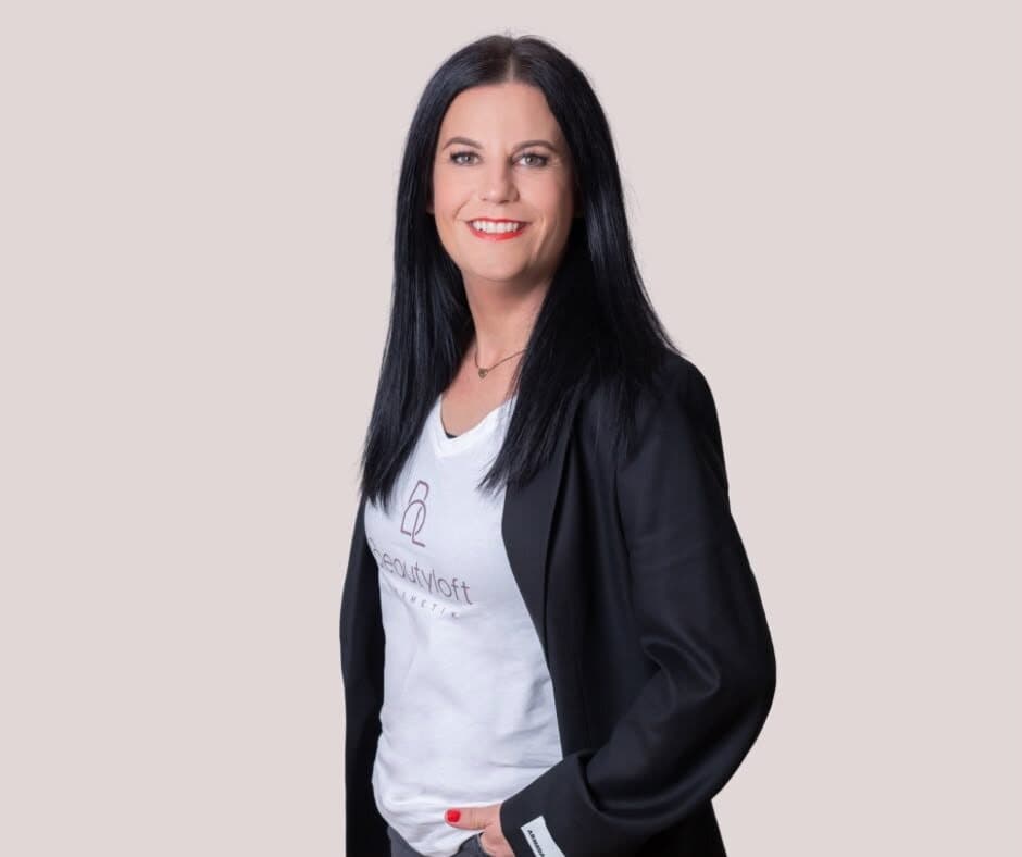 Pamela Paulini, Inhaberin des Beautyloft, im weissen Beautyloft-Shirt und schwarzem Blazer