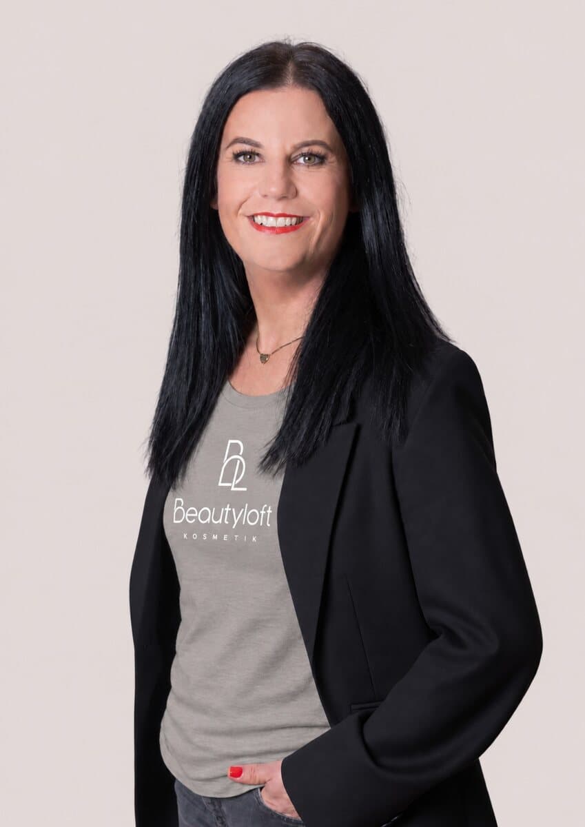Pamela Paulini, Inhaberin des Beautyloft, im Beautyloft-Shirt und schwarzem Blazer