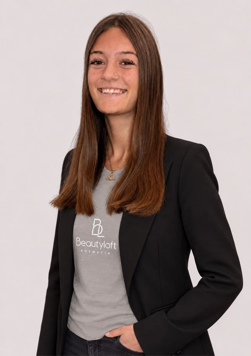 Mitarbeiterin des Beautyloft-Teams mit langem, glattem Haar im Beautyloft-Shirt und schwarzem Blazer